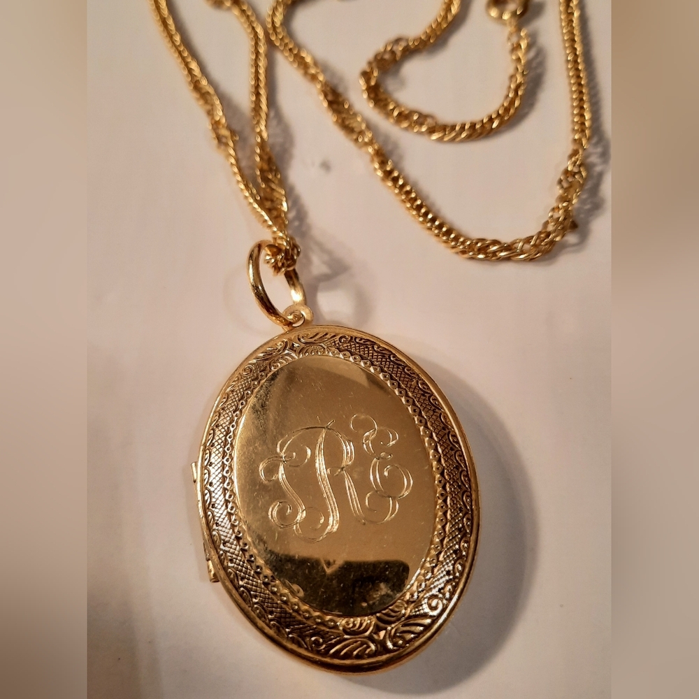 Elegant Gold Plate Vintage Antic Locket Necklace
